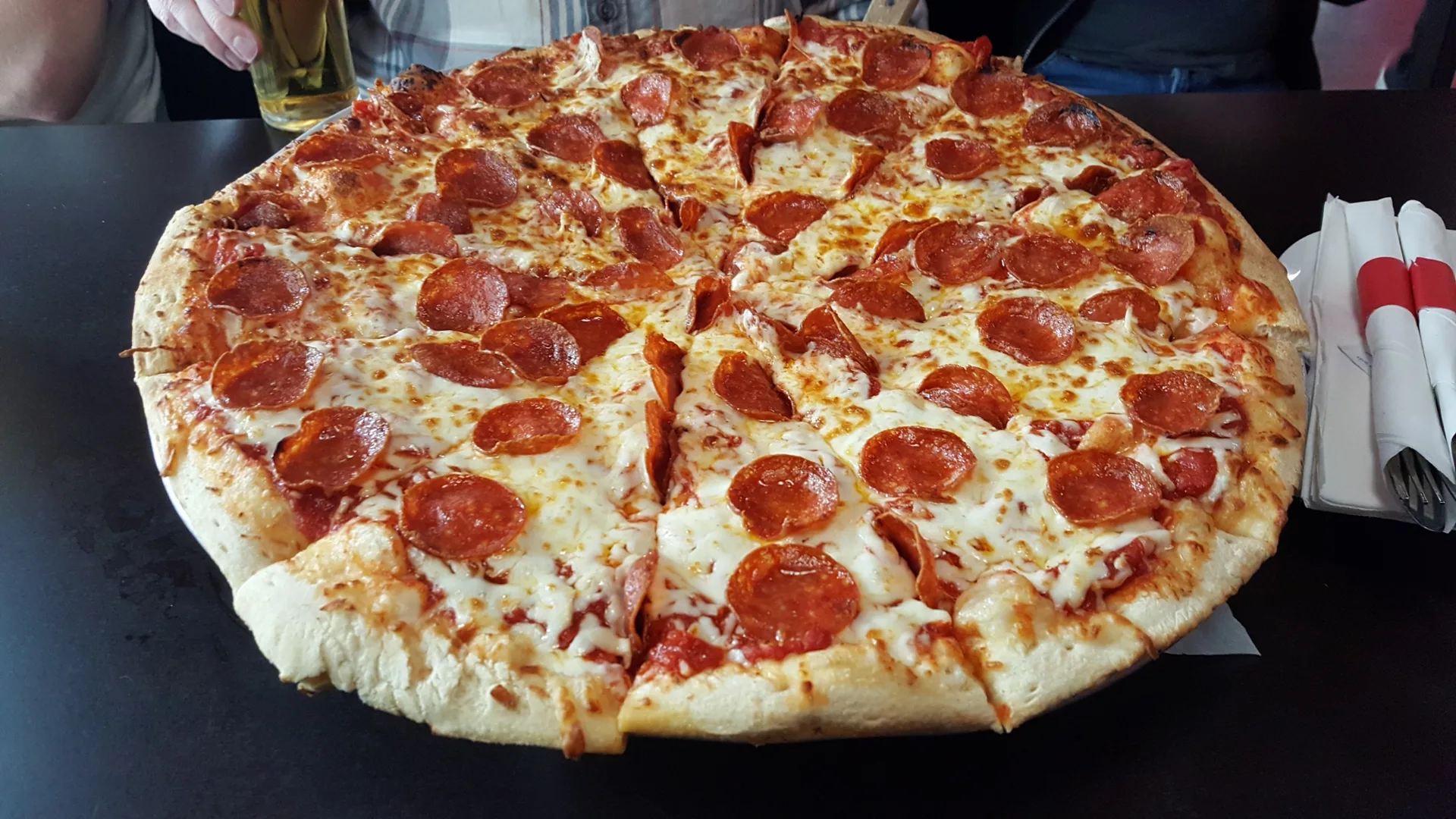 Pizza garnie de peperoni et fromge.